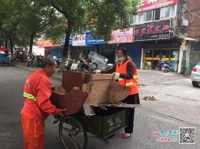 贵溪市环卫工人开展市容环境卫生专项治理 庆祝“环卫工人节”(图)