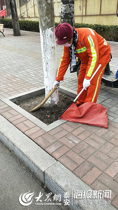 新泰市环卫工人迎危坚守一线 做好环境卫生与疫情防控工作