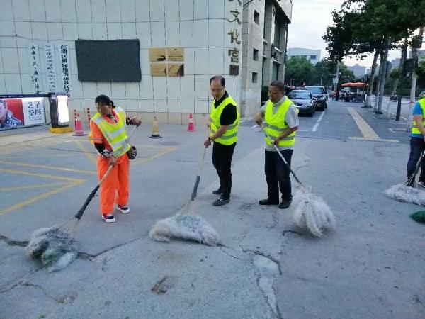 莲湖区城管局领导班子开展道路清扫保洁体验活动