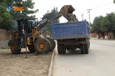 城南集中清理道路两侧垃圾