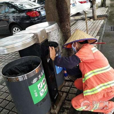 迅速行动合理安排 海口龙马环卫公司加强雨天道路工作