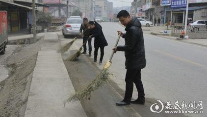 六亩塘镇开展城乡道路卫生大扫除喜迎新年