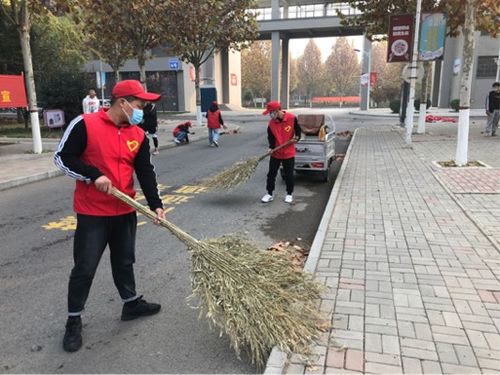 我院青年学生志愿者积极参加校园道路清扫服务活动