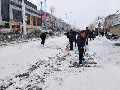 通渭:干部职工齐上阵 扫雪除冰保畅通